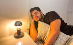 Ambientes com  tons quentes como âmbar e amarelo suave favorecem o relaxamento do corpo