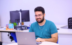  As bolsas variam de R$ 350,00 a R$ 1.200,00, além de auxílio-transporte.