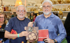 O secretário da Cultura do Tocantins, Tião Pinheiro, recepciona o secretário nacional do Artesanato, Milton Coelho, no estande do estado na Fenearte 2025 — encontro que reforça o valor do artesanato tocantinense no cenário nacional e internacional