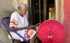 Dona Regina de 102 anos desenvolve bordado de labirinto