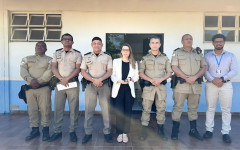 Promotora de Justiça Anelise Schlickmann e equipe da PM durante reunião no 8º Batalhão, em Paraíso do Tocantins, para discutir ações contra a violência doméstica.