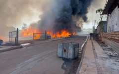 Grande incêndio consome depósito de materiais recicláveis