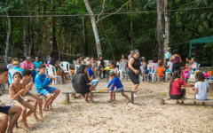 A partir de vivências compartilhadas, como brincadeiras da infância dos mais velhos, o projeto busca proporcionar experiências mais humanas, diretas e afetivas, especialmente em um momento em que o uso intenso da tecnologia tende a reduzir a interação soc