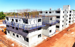 As obras de construção dos residenciais, que contam com 416 apartamentos, já ultrapassaram 20% de execução. Ao todo, o investimento será de cerca de R$ 60 milhões oriundo de parcerias da senadora Dorinha Seabra e dos deputados federais Carlos Gaguim e Ale