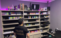 Polícia Federal cumpre mandado de busca e apreensão durante a Operação Vapor Malus, que investiga o contrabando de cigarros eletrônicos no Tocantins.