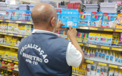 Equipe técnica da área de Qualidade da Agência de Metrologia faz fiscalização no comércio de material escolar