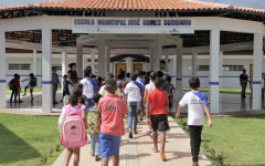 Para as crianças matriculadas no primeiro semestre do ano, não há necessidade de renovação de matrícula. Já na EJA, as matrículas são feitas todo semestre