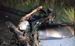 Moto ficou destruída após impacto violento.