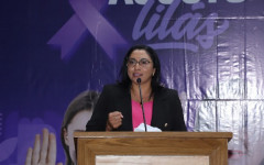 Secretária Berenice Barbosa durante a abertura da campanha Agosto Lilás no Palácio Araguaia, reforçando o compromisso do Estado no combate à violência contra a mulher.