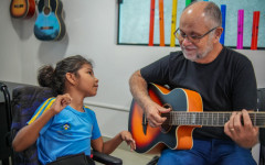 Na musicoterapia eu posso me expressar e falar o que eu sinto para as pessoas. Quando eu estou cantando, me sinto feliz, eu ganho liberdade, conta a estudante Emilly Bandeira.