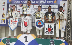 Equipe Kaizen Judô exibe com orgulho o troféu de campeã da 1ª Copa Araguaína, em casa. A associação anfitriã dominou o pódio com 22 medalhas de ouro.