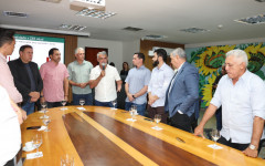 Presidente da Aleto, Amélio Cayres, e governador Wanderlei Barbosa durante reunião que resultou na retirada do PL do ZEE/TO para revisão participativa com setor produtivo e sociedade civil.