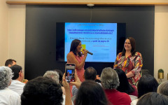 Professora Elizangela Moura emocionada ao receber homenagem de familiares e amigos: Minha família venceu pela força da educação.
