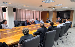 Deputado Amélio Cayres (presidente da Aleto), deputado Eduardo do Dertins, secretário Fábio Vaz (Seduc) e representantes da Unirg e Associação Comercial de Colinas durante reunião que discutiu a implantação dos cursos de Medicina em Colinas e Araguatins.
