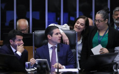 A Câmara dos Deputados aprovou nesta quinta-feira (21), por unanimidade, o requerimento de urgência do projeto de lei (PL) que isenta do Imposto de Renda (IR) quem ganha até R$ 5 mil. 