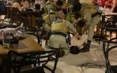 Homem é detido pela PM após ameaçar mulheres e desacatar policiais no Shopping Lago Center, em Araguaína; suspeito apresentava sinais de embriaguez.