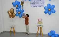O pequeno João Lucas em momento de celebração após a cura