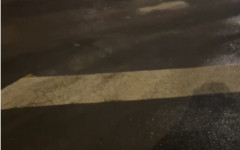 Mayara mostra que o vazamento começou em um ponto e depois se espalhou para dois locais diferentes do asfalto, aumentando ainda mais o desperdício de água. 
