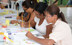 Para participar, é necessário comparecer ao local onde o curso ou oficina está sendo realizado, levando RG, CPF e comprovante de residência. Menores de idade devem estar acompanhados pelos responsáveis no ato da matrícula