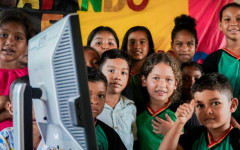 O Escolas Conectadas é uma estratégia para garantir internet de qualidade para uso pedagógico das tecnologias e promover educação digital e midiática em todas as escolas públicas de educação básica do país. 