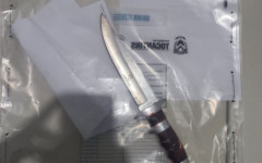 Suspeito foi preso ainda com a faca usada na agressão.