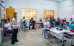 O projeto tem como foco oferecer formações direcionadas em dois eixos: manejo de comportamento e estratégias de alfabetização de estudantes com TEA