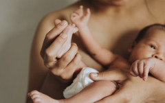  Estudo da Fiocruz alerta que 25% das mães brasileiras apresentam sintomas de depressão pós-parto, condição que impacta a saúde mental, o vínculo com o bebê e a amamentação. 
