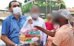 Governador Wanderlei Barbosa entregando cesta básica durante a pandemia, em maio de 2021 
