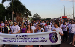 Caminhada seguiu até a Via Lago e reuniu centenas de pessoas.