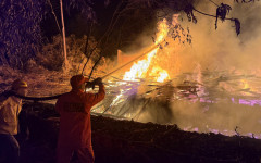 Bombeiros militares atuam no combate a incêndio em bambuzal no Setor Central de Araguaína. A ação rápida impediu que as chamas atingissem residências próximas. 