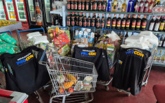 Durante a fiscalização, foram encontrados diversos alimentos com a data de validade expirada.