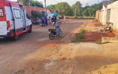 A moto foi recolhida porque não havia um responsável no local. A perícia também esteve na cena para apurar as circunstâncias do acidente.