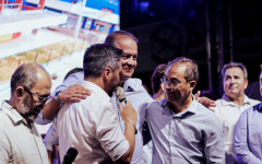 Presidente da Câmara, Max Fleury, e vereadores acompanharam entregas que incluem pavimentação, conjuntos habitacionais e centro de canoagem. Autoridades estaduais e federais prestigiaram o evento.