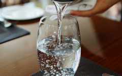 A lei também exige que bares e restaurantes coloquem cartazes em local visível, informando aos clientes que a água filtrada deve ser servida de graça.