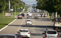 Trânsito em avenida no centro de Palmas, Tocantins