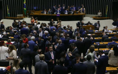 A proposta, encaminhada pelo governo federal, ainda terá que ser aprovada no Senado, antes da sanção pelo presidente Luiz Inácio Lula da Silva para entrar em vigor.