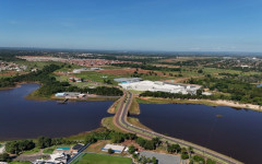 A ASTT solicita que os condutores respeitem as sinalizações, principalmente de permissão ou não de estacionamento para não estreitar a via, e não façam conversões indevidas para garantir o bom fluxo do trânsito