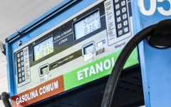 Com a redução, o preço médio de venda da Petrobras para as distribuidoras passará a ser, em média, de R$ 2,71 por litro, uma redução de R$ 0,14 por litro.