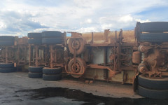 O acidente provocou o derramamento de óleo diesel na pista, exigindo um longo trabalho de limpeza 