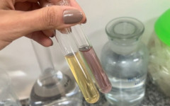 Frascos com metanol mais amarelado à esquerda e etanol álcool combustível mais avermelhado