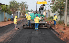 Algumas ruas do setor já estão recebendo a nova pavimentação e outras estão na fase de terraplanagem e compactação do solo, que antecedem o asfalto.