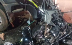 Motocicleta ficou destruída com o impacto. 