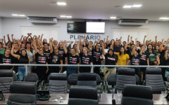 Manifestação reuniu professores da rede municipal em greve contra o novo PCCR enviado pelo Executivo.