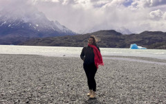 Jéssica Luanna durante sua viagem pela Patagônia Chilena, onde viveu experiências inesquecíveis entre montanhas, lagos cristalinos e o pôr do sol nas Torres del Paine.