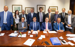 Governador Laurez Moreira e bancada federal do Tocantins durante reunião em Brasília/DF para alinhamento de ações e definição de prioridades do estado