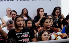 Os profissionais da educação continuam mobilizados em frente à Câmara Municipal.