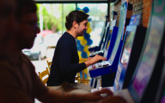 Apostadores conferem as novidades na nova loja da Lototins. Além da diversão, parte do valor das apostas é reinvestida em ações sociais no Estado.