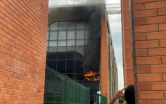 O Corpo de Bombeiros foi acionado logo após o início do fogo e conseguiu controlar as chamas.