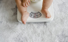  Entre os exames recomendados estão hemograma completo, glicemia de jejum, perfil lipídico, análise de urina (EAS) e dosagens hormonais.