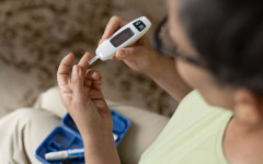 No Brasil, cerca de 20 milhões de pessoas vivem com a condição, segundo a Sociedade Brasileira de Diabetes (SDB). 